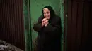 Olha Petrenko (84) menangis saat peti mati Oleksandr Maksymenko (38) lewat pada pemakamannya di kampung halamannya di Kniazhychi, sebelah timur Kyiv, Ukraina, 13 Februari 2023. Oleksandr Maksymenko, seorang warga sipil yang menjadi sukarelawan di angkatan bersenjata Ukraina, tewas dalam pertempuran di daerah Bakhmut. (AP Photo/Emilio Morenatti)