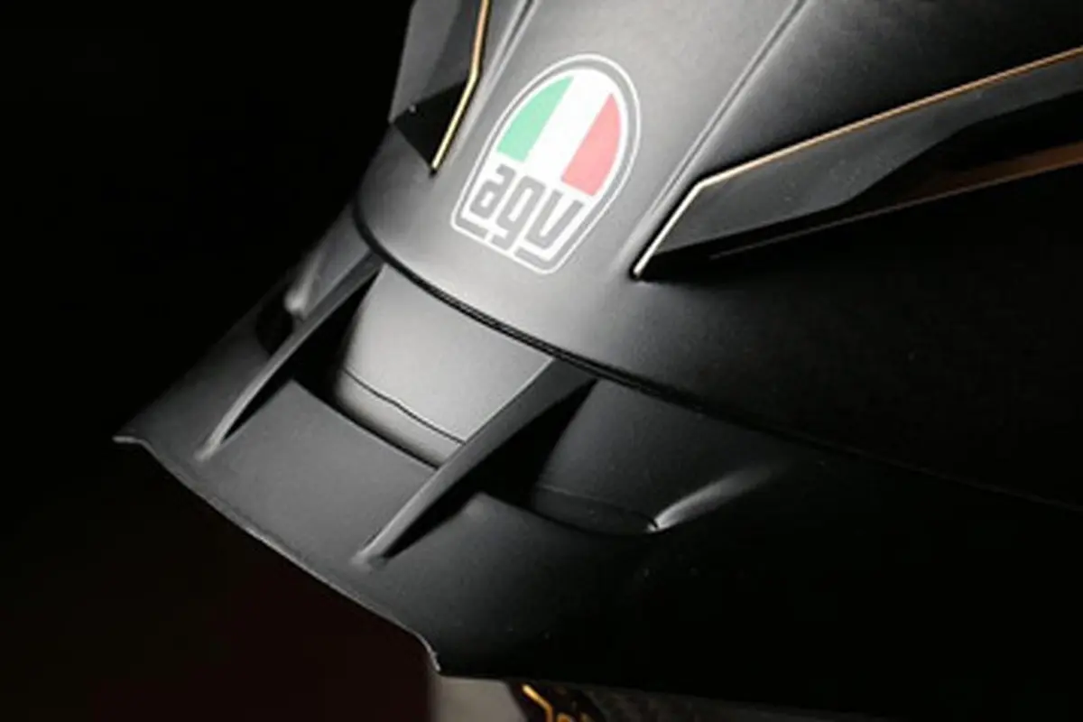 Ilustrasi spoiler pada helm
