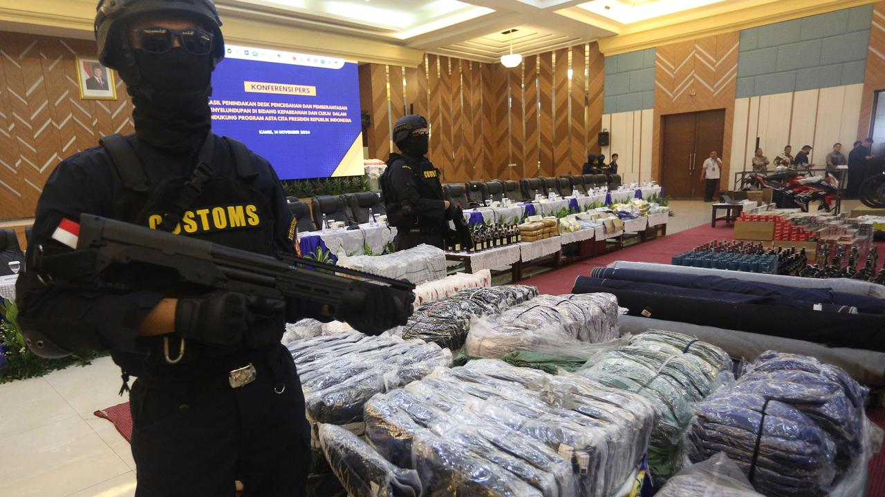 Menko Polkam Budi Gunawan dan Menkeu Sri Mulyani musnahkan barang penyelundupan