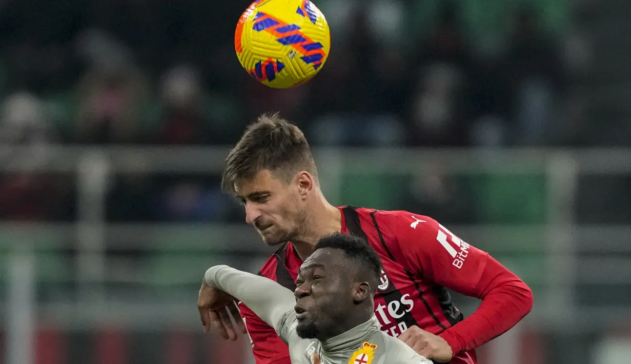 Penyerang Genoa Felipe Caicedo menyundul bola saat bersaing dengan gelandang AC Milan Matteo Gabbia pada babak 16 besar Coppa Italia 2021/2022 di Stadion San Siro, Jumat (14/1/2022) dinihari WIB. AC Milan menang 3-1 lewat perpanjangan waktu. (AP Photo/Antonio Calanni)