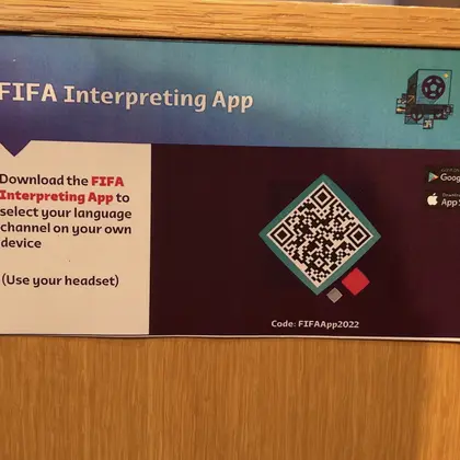 Aplikasi FIFA Interpreting App sangat membantu tugas jurnalis dalam melakukan liputan di Piala Dunia 2022 Qatar. (Bola.com/Ade Yusuf Satria)&nbsp;