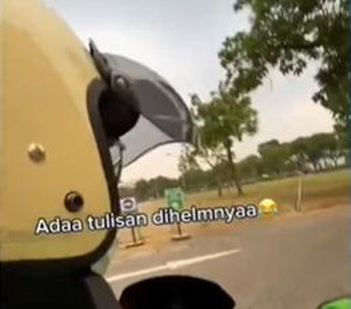 Seorang pengemudi ojek online (ojol) asal Jakarta mendapat pujian dari warganet karena memberikan pelayanan tak biasa untuk pelanggan.<br>