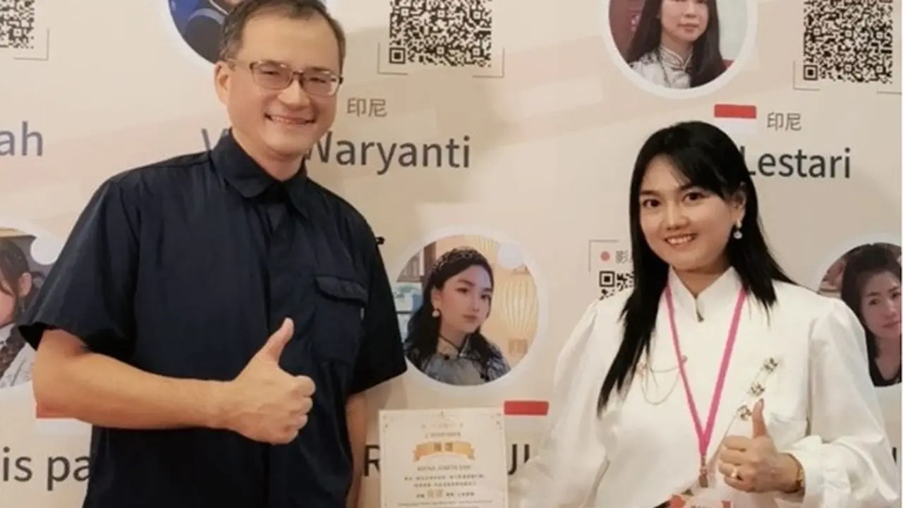Ratna Juwita Sari alias Rara menerima sertifikat penghargaan yang diberikan oleh perwakilan dari Kantor Pekerja Migran dan Disabilitas Kota Taipei.