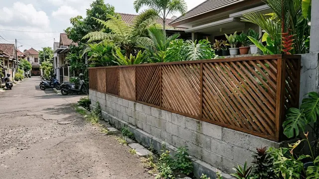 Kombinasi Tembok Rendah dan Kisi-Kisi Kayu Serong