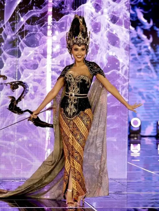 National Costume Tata mengenakan kebaya hitam dipadukan cape motif batik dan bawahan kain batik coklatnya. Dibuat oleh Intan Avantie x Bubah Alfian, kebaya ini menggambarkan sosok Srikandi. [@harashtata]