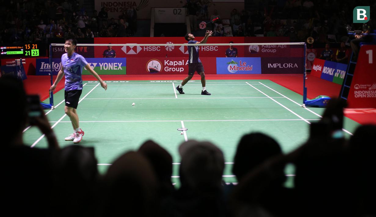 <p>Ekspresi kecewa pebulu tangkis tunggal putra Indonesia, Chico Aura Dwi Wardoyo setelah gagal menyeberangkan bola saat poin terakhir game kedua menghadapi tunggal putra Singapura, Loh Kean Yew pada laga babak 32 besar Kejuaraan bulu tangkis Indonesia Open 2023 di Istora Senayan, Jakarta, Rabu (14/6/2023). Chico Aura Dwi Wardoyo kalah dua game langsung 15-21, 21-23. (Bola.com/bagaskara Lazuardi)</p>