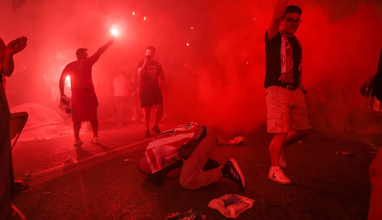 Kegembiraan suporter Olympiakos diluapkan dengan beragam ekspresi. (Aris Oikonomou/AFP)