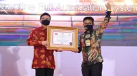 Mentan Syahrul Yasin Limpo menerima anugerah Kementan sebagai kementerian terbaik  dalam mengelola informasi dan komunikasi publik. Dok Kementan