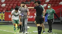 Pelatih Timnas Indonesia Shin Tae-yong memberi selamat kepada Witan Sulaeman setelah mencetak gol pertama ke gawang Singapura pada leg pertama semifinal Piala AFF di Stadion Nasional, Singapura, Rabu (22/12/2021) malam WIB. (AP Photo/Suhaimi Abdullah)