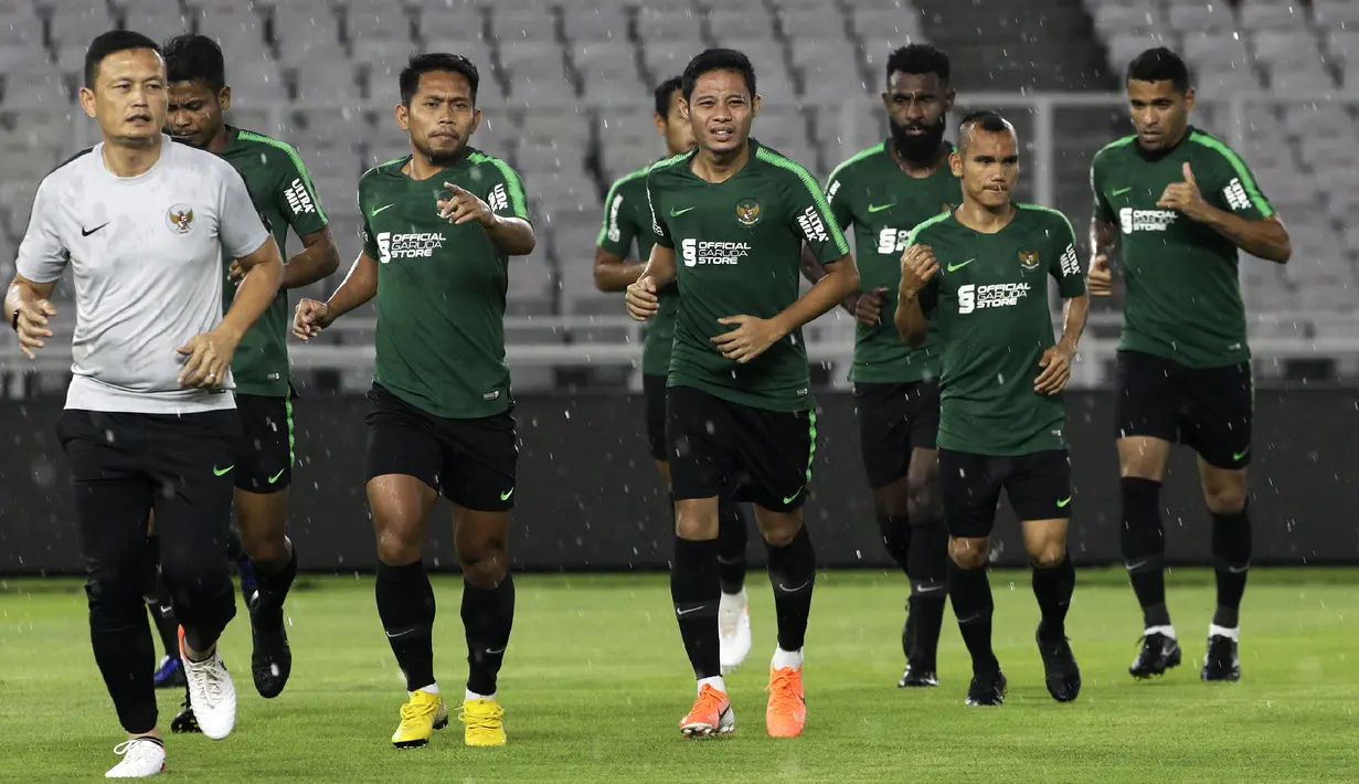 Para pemain Timnas Indonesia melakukan pemanasan saat latihan di SUGBK, Jakarta, Jumat (14/6). Latihan ini persiapan jelang laga persahabatan melawan Vanuatu. (Bola.com/Yoppy Renato)