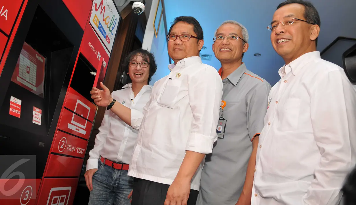 Menkominfo, Rudiantara (kedua kiri) menunjukkan alat bernama Online-to-Offline, Jakarta, (7/12). Fitur ini memungkinkan pelanggan mengambil, mengembalikan dan membayar barang yang dipesan online di lakukan secara offline. (Liputan6.com/Gempur M Surya)