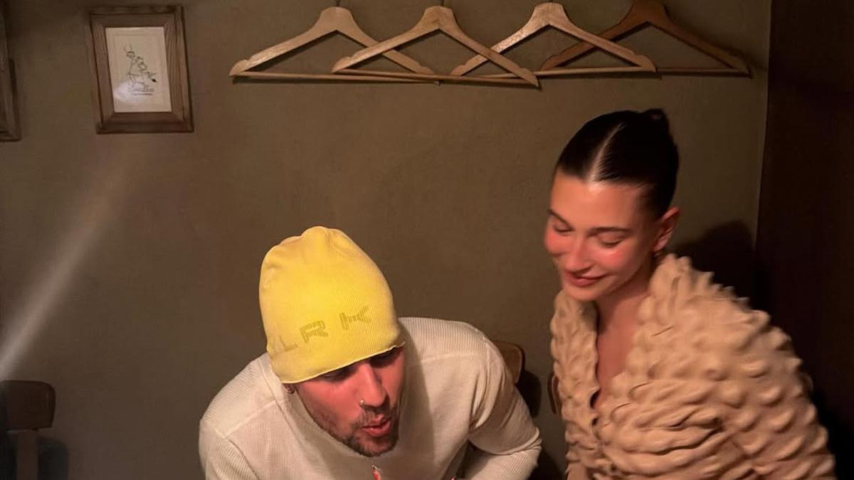 Hailey Bieber Tampil Vintage dengan Busana Motif “Egg Carton” Saat Perayaan Ulang Tahun ke-32 Suaminya, Justin Bieber di Tokyo