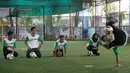 Pemain bola melakukan free style pada pembukaan Turnamen BPJS Futsal Challenge 2017 di Jakarta, Sabtu, (11/11). Turnamen ini diikuti 40 tim dari BUMN, korporasi dan media dari tanggal 11-12 November. (Liputan6.com/Fery Pradolo)