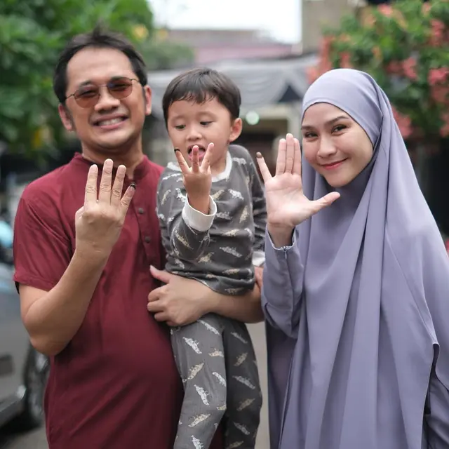 Potret 9 Pasangan Artis Kompak Pergi Nyoblos, Wajah Sumringah Usai Pakai Hak Pilih
