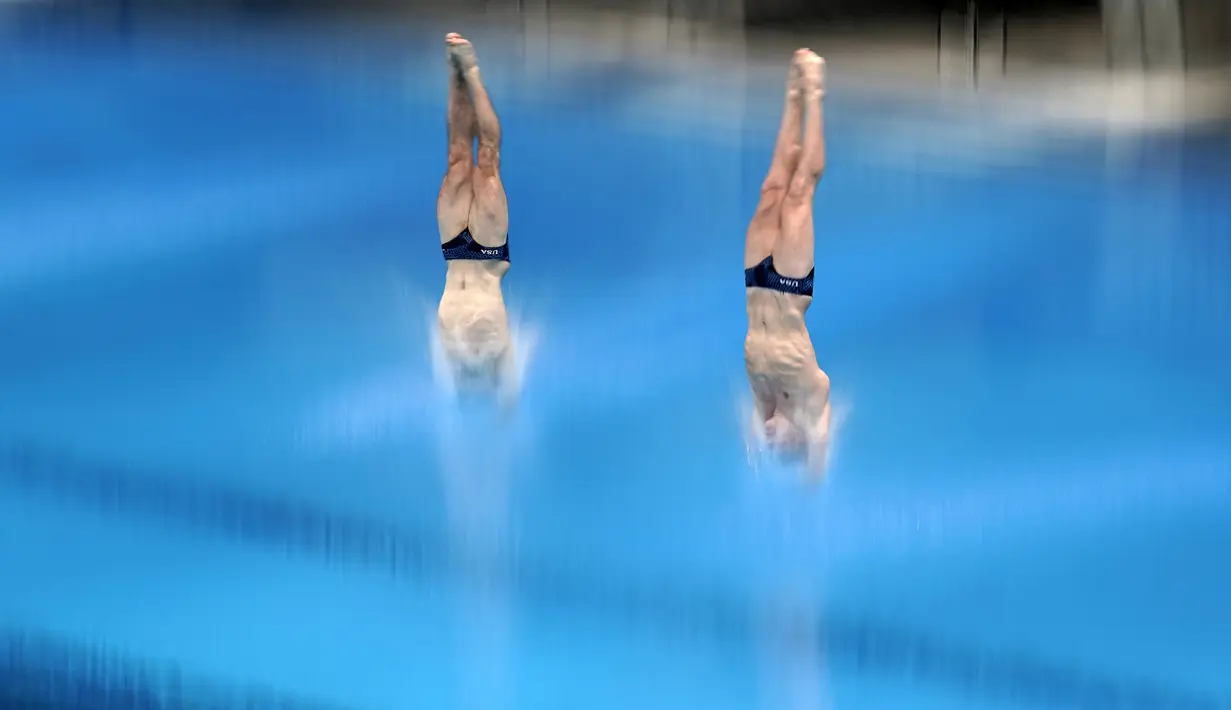 Michael Hixon dan Andrew Capobianco dari Amerika Serikat melakukan loncatan selama penyisihan Loncat Indah 3 Meter Putra Sikronisasi di Kejuaraan Dunia Loncat Indah FINA 2021 yang juga ajang uji coba Olimpiade Tokyo 2020, di Tokyo Aquatics Center, Tokyo, Minggu (2/5/2021). (AP Photo/Eugene Hoshiko)