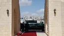 Mobil limo Presiden Donald Trump yang berada di luar Istana Kepresidenan saat pertemuan dengan Presiden Palestina Mahmoud Abbas di Tepi Barat Kota Bethlehem (23/5). (AP Photo / Evan Vucci)