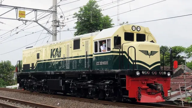 PT Kereta Api Indonesia (Persero) menghadirkan kembali livery lokomotif tahun 1953 - 1991 pada 1 unit lokomotif CC 201. (Dok KAI)