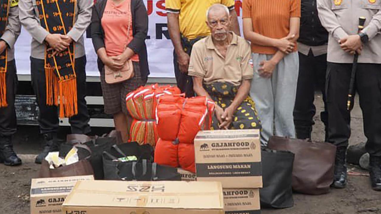 FOTO: Polri Salurkan Bantuan untuk Korban Banjir Bandang Mauponggo