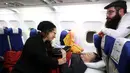 Pengungsi Yahudi Ukraina dan imigran baru dengan kesehatan buruk yang melarikan diri dari perang di negara mereka menunggu untuk turun dari pesawat setibanya di Bandara Ben Gurion, Tel Aviv, Israel, 22 Desember 2022. Sebanyak 100 orang Yahudi Ukraina tiba di Israel, termasuk beberapa penumpang yang terbaring di tempat tidur dan dalam kondisi sakit. (GIL COHEN-MAGEN/AFP)