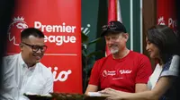 Momen Seru Peter Schmeichel Keliling Jakarta Bareng Vidio: Cicipi Jajanan Pasar dan Penasaran Sama Pembuatan Batik