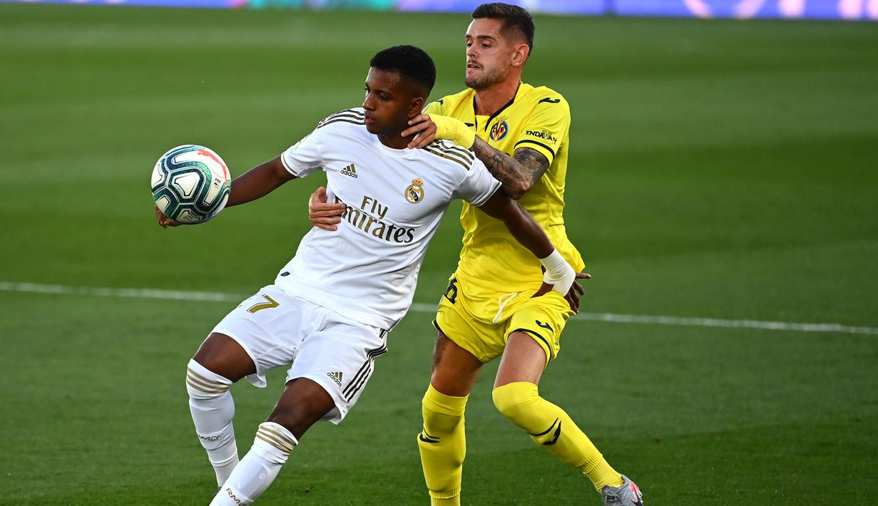Penyerang Real Madrid, Rodrygo, berebut bola dengan bek Villarreal, Xavi Quintilla, pada laga lanjutan La Liga pekan ke-37 di Estadio Alfredo Di Stefano, Jumat (17/7/2020) dini hari WIB. Real Madrid menang 2-1 atas Villarreal. (AFP/Gabriel Bouys)