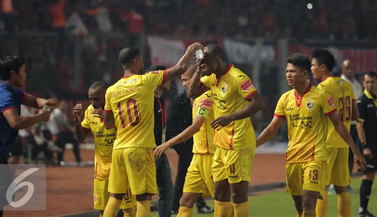 Pemain Sriwijaya FC menyirami wajah saat laga melawan Persija dilanjutan Torabika Soccer Championship presented by IM3 Ooredoo di Stadion GBK Jakarta, Jumat (24/6). Laga dihentikan,Sriwijaya FC unggul 1-0. (Liputan6.com/Helmi Fithriansyah)