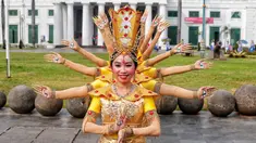 Penari menampilkan tarian daerah saat pagelaran Hari Tari Sedunia di kawasan Taman Fatahillah, Kota Tua, Jakarta, Sabtu (6/5/2023). (Liputan6.com/Angga Yuniar)