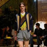 Versace sajikan koleksi Spring/Summer yang apik bersama Onitsuka Tiger di Milan Fashion Week 2026 [Onitsuka Tiger]