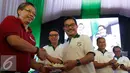 Menteri Agraria dan Tata Ruang, Ferry Musyidan Baldan memberikan potongan tumpeng kepada Ketua Umum IAPI, Bernadus Djonoputro (kiri) dalam peringatan Hari Agrasia Nasional, Jakarta, Minggu (27/9/2015). (Liputan6.com/Yoppy Renato)