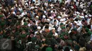 Sejumlah tentara mejaga dan mengawal jenazah tokoh PBNU KH Hasyim Muzadi yang dibawa ke pemakaman di Pondok Pesantren Al Hikam, Beji, Depok, Kamis (16/3). (Liputan6.com/Immanuel Antonius)