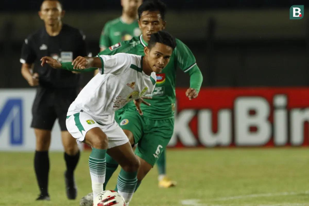 FOTO: PS Sleman Imbangi Persebaya Surabaya Tanpa Gol di Babak Pertama - Marselino Ferdinan; Wahyu Sukarta