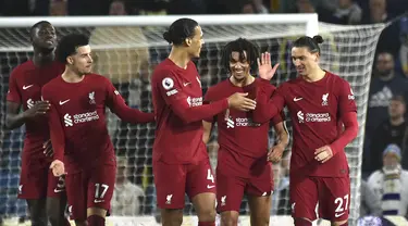 Penyerang Liverpool, Darwin Nunez (kanan) berselebrasi dengan rekan setimnya setelah mencetak gol ke gawang Leicester City pada pertandingan lanjutan Liga Inggris di Elland Road di Leeds, Inggris, Selasa, 18 April 2023. (AP Photo/Rui Vieira)