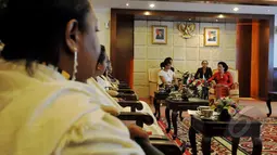 Suasana kunjungan Istri Presiden Madagaskar, Voahangy Rajaonarimampianina ke DPD RI, Komplek Parlemen Senayan, Jakarta, Rabu (22/4/2015). Voahangy Rajaonarimampianina bertemu dengan Wakil Ketua DPD RI GKR Hemas. (Liputan6.com/Andrian M Tunay)