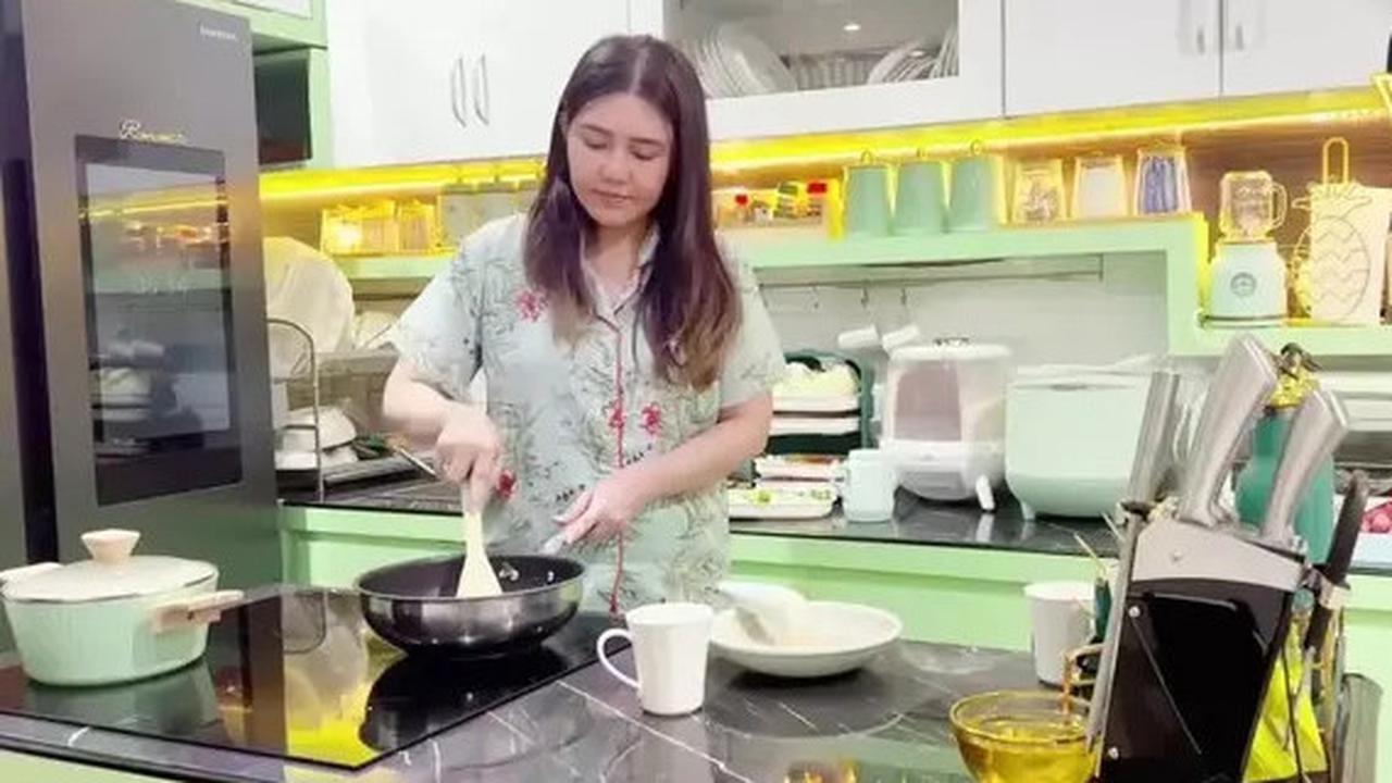 Potret Dapur Estetik Via Vallen, Model Simple namun Mewah
