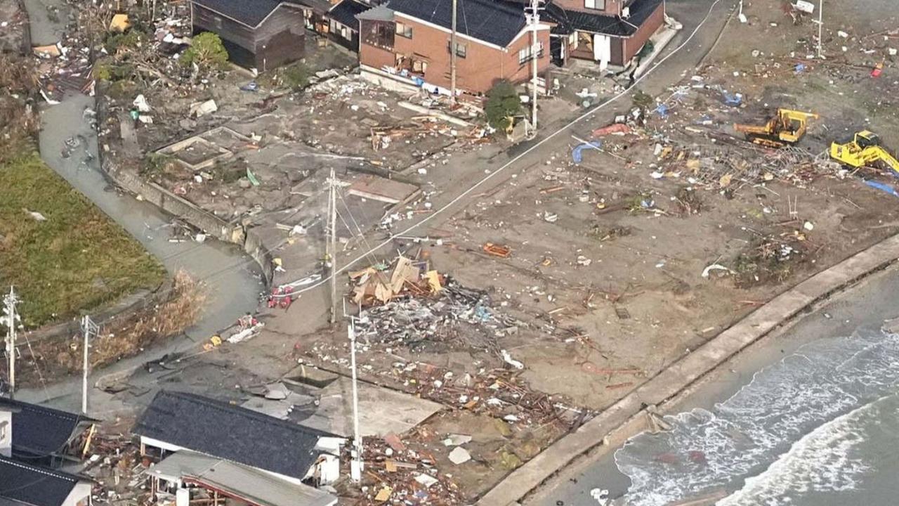FOTO: Penampakan Pesisir Jepang Tersapu Tsunami Akibat Gempa Dahsyat: Perahu Terbalik, Mobil dan Rumah Hanyut