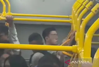 Tangkapan layar dari Instagram @jkt.fyp terduga pelaku yang melakukan masturbasi di TransJakarta (Dok: Antara)