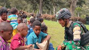 Satgas Yonif 511/DY Sukses Gelar Program Makan Bergizi Gratis ke-20 untuk Warga Tima, Pererat Kemanunggalan TNI