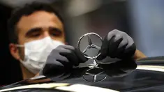Karyawan menempelkan lambang saat merakit mobil Mercedes-Benz S-class di pabrik Mercedes, Sindelfingen, Jerman, Kamis (30/4/2020). Mulai 27 April 2020, Mercedes-Benz kembali membuka jalur produksi yang sebelumnya ditutup karena pandemi virus corona COVID-19. (AP Photo/Matthias Schrader)