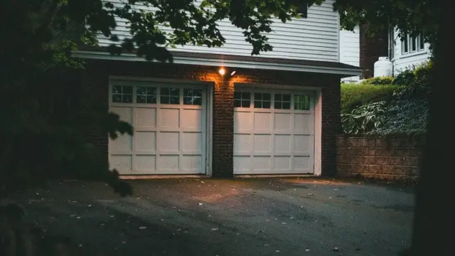 Ilustrasi Pintu Garasi Rumah (Credit:Erik Mclean/Unsplash)