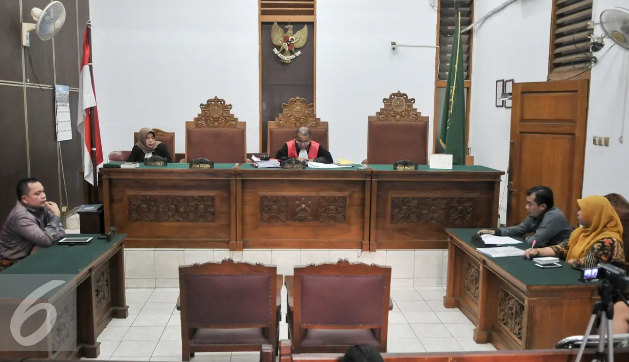 Suasana persidangan di Pengadilan Negeri Jakarta Selatan, Jakarta, Senin (29/8). Hakim tunggal, Martin Ponto menolak praperadilan kakak Saipul Jamil, Samsul Hidayatullah. (Liputan6.com/Yoppy Renato)