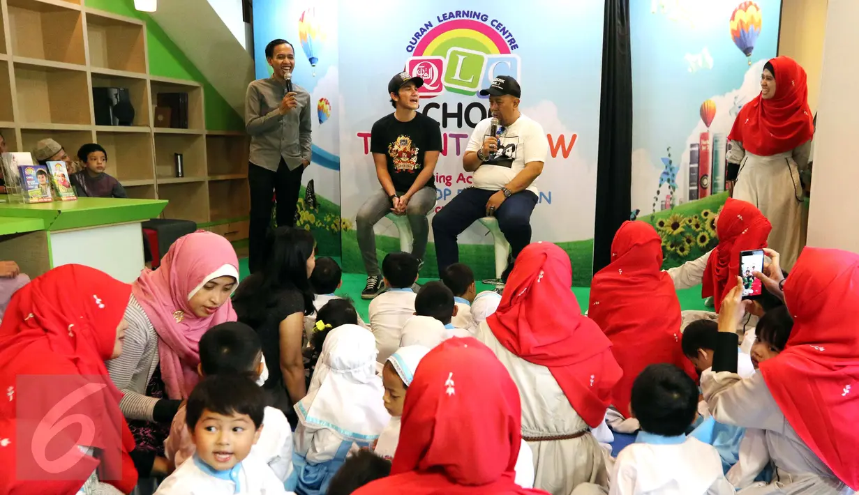 Suasana kelas profesi yang diisi oleh Vino G Bastian dan komedian senior, Indro Warkop di Quran Learning Center (QLC), Jakarta Selatan, Kamis (6/10). Indro dan Vino diundang untuk menjelaskan profesi aktor kepada anak-anak. (Liputan6.com/Helmi Afandi)