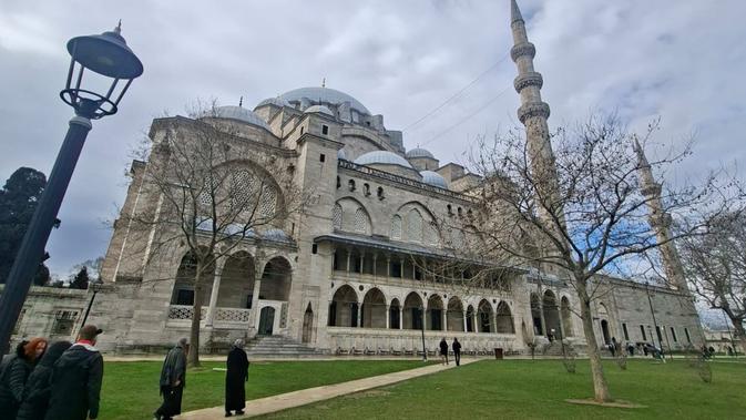 Laporan Liputan6.com dari Turki: Megahnya Masjid Süleymaniye Warisan Sultan yang Menandingi Hagia Sophia