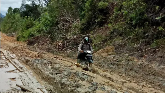 Perjuangan Polisi Jadi Guru di Pedalaman Kalbar