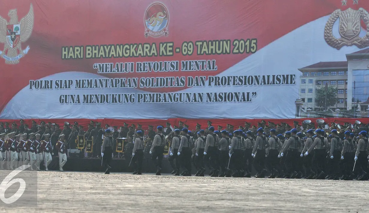 Anggota kepolisian berbaris mengikuti upacara HUT Bhayangkara Polri ke-69 di Mako Brimob, Jakarta, Rabu (1/7/2015). Upacara HUT Bhayangkara Polri ke-69 dihadiri Presiden Joko Widodo sebagai inspektur upacara. (Liputan6.com/Herman Zakharia)