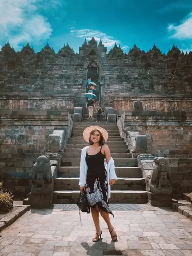 Potret Beda Gaya 6 Penyanyi Cewek Liburan di Candi Borobudur, Tampak Kece