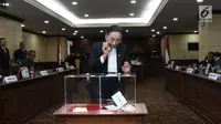 Hakim Konstitusi menunjukkan surat suara saat pemilihan Ketua Mahkamah Konstitusi (MK) di Jakarta, Senin (2/3). Anwar Usman terpilih sebagai Ketua MK periode 2018-2020. (Liputan6.com/Angga Yuniar)