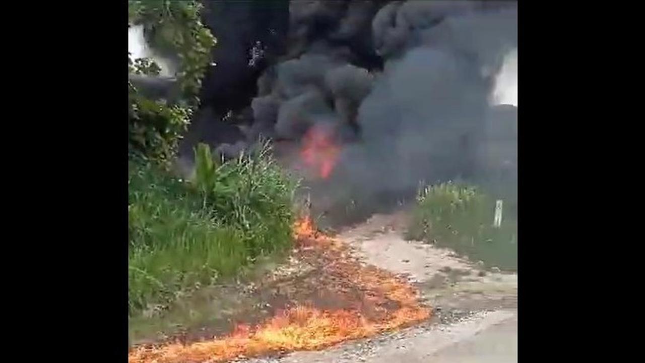 Tempat penyulingan minyak mentah di Desa Wonocolo, Kecamatan Kedewan, Kabupaten Bojonegoro, meledak dan terbakar. (Istimewa)