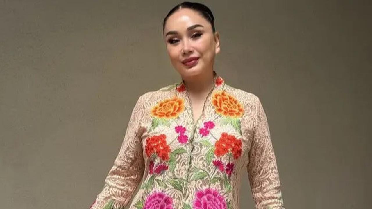 5 Potret Titi DJ dalam Balutan Kebaya, Pesonanya Tak Luntur Meski di Usia Hampir 60 Tahun