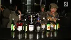 Petugas Satpol PP wanita mengamankan sejumlah botol minuman keras di Sense Karaoke, Mangga Dua Square, Jakarta, Kamis (19/4). Pemprov DKI Jakarta resmi menutup Sense Karaoke karena melanggar peraturan. (Liputan6.com/Arya Manggala)