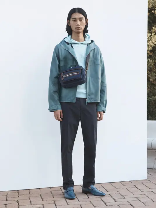 Para model berpose dalam balutan setelan linen monokrom, jaket, hingga celana slim fit.